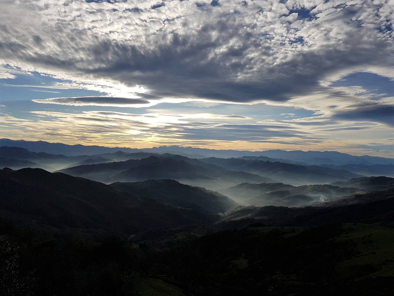 Tres cumbres y un paseo por la cresta de la Sierra de Peñamayor