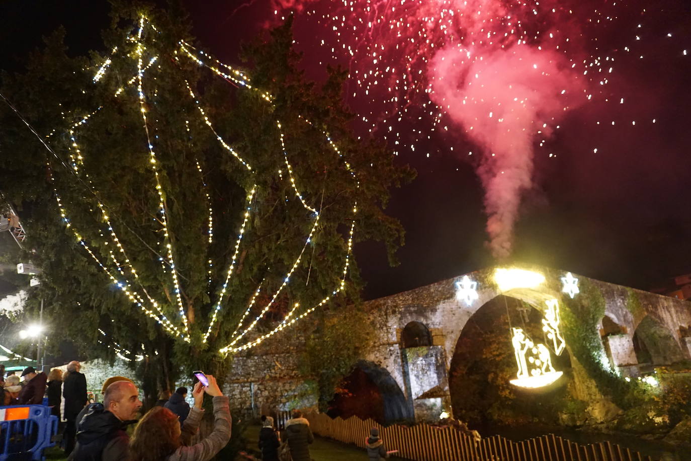 Cangas de Onís enciende su Navidad más «ambiciosa» y solidaria con los vecinos