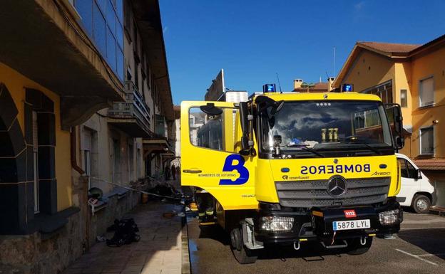 Dos heridos en un incendio de un piso en el barrio avilesino de El Nodo