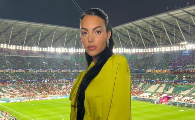 Georgina presume en Qatar de un atuendo con firma asturiana