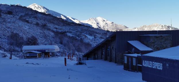 San Isidro 'fabrica' nieve para iniciar la temporada mientras que Fuentes de Invierno mira al cielo