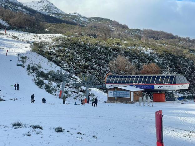 Los aficionados con ganas de esquí acuden a las pistas, que están a la espera de más nieve