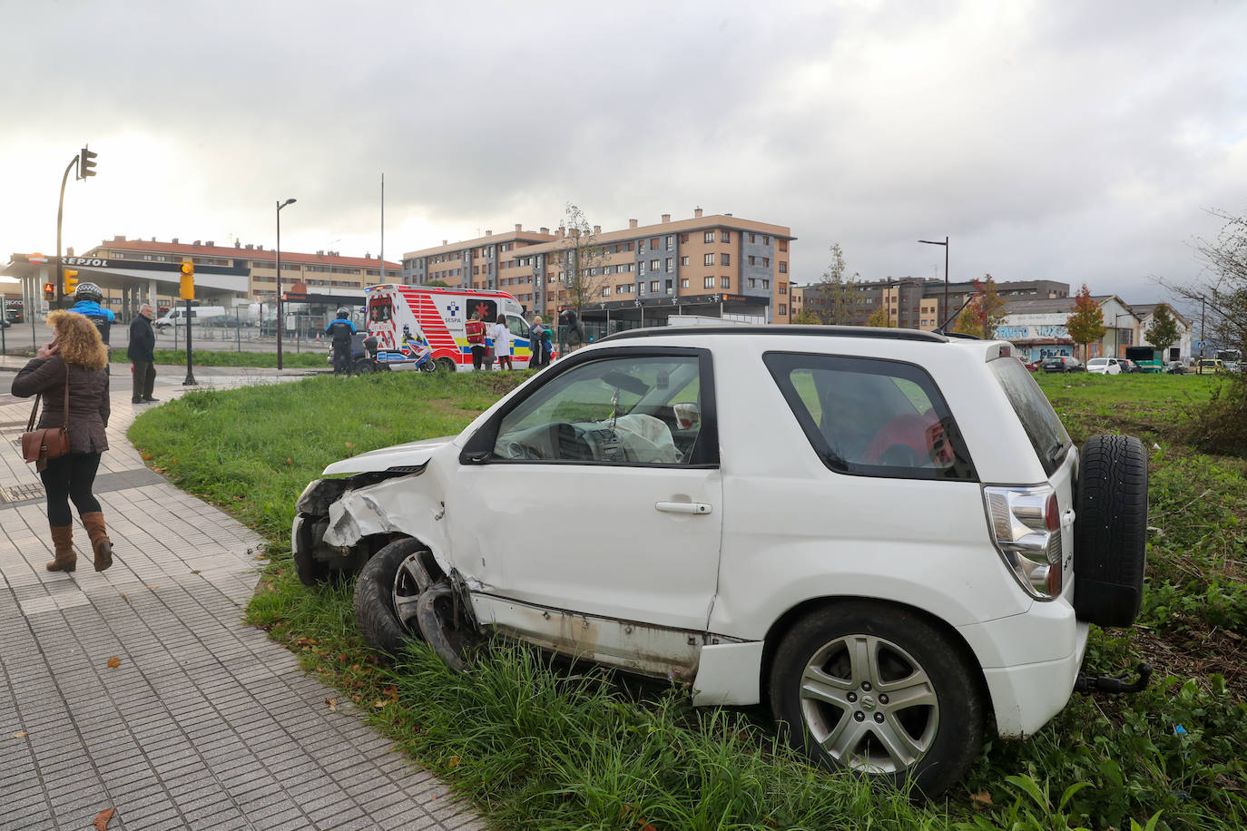 Un conductor pierde el conocimiento y choca con una farola en Gijón