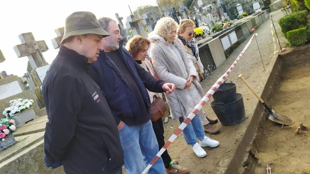 Aparecen siete cadáveres en la fosa común donde buscaban a los asturianos fusilados en Celanova