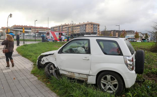 Un hombre pierde el conocimiento mientras conducía y acaba chocando con una farola