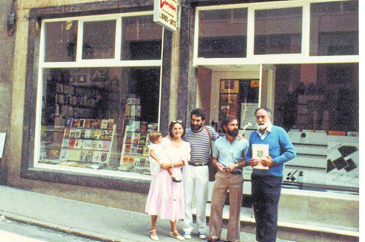 1983. Amador con Ricardo Ugarte y Nestor Basterretxea junto a Isabel, su mujer, y su hija Elsa.