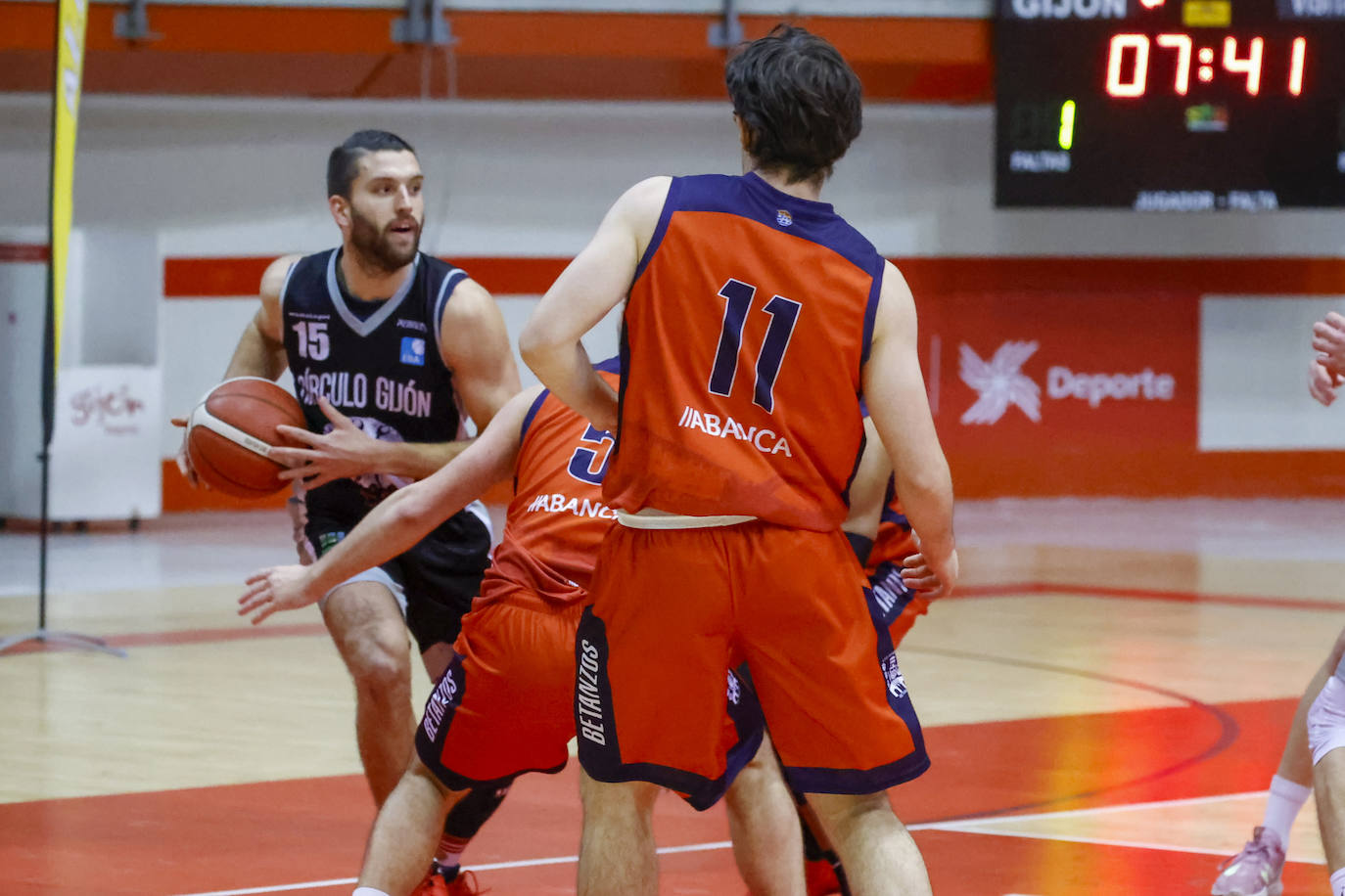 El Círculo aplasta al Santo Domingo