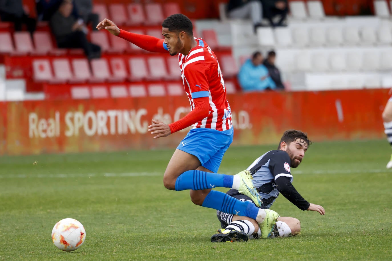 Sufrida victoria para el Sporting B, que se coloca segundo