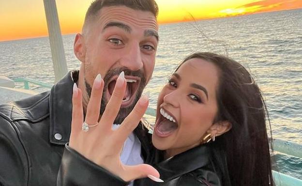 Becky G anuncia su compromiso con el futbolista Sebastian Lletget