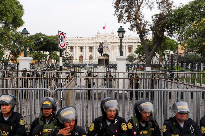 Un consistente cordon policial protege la sede del Congreso en Lima