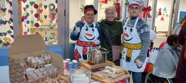 Chocolate y bizcocho en el retorno del mercadillo navideño en Villaviciosa