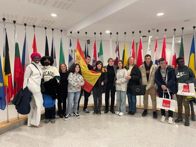 Jóvenes de Colunga visitan Bruselas para «profundizar en la democracia»