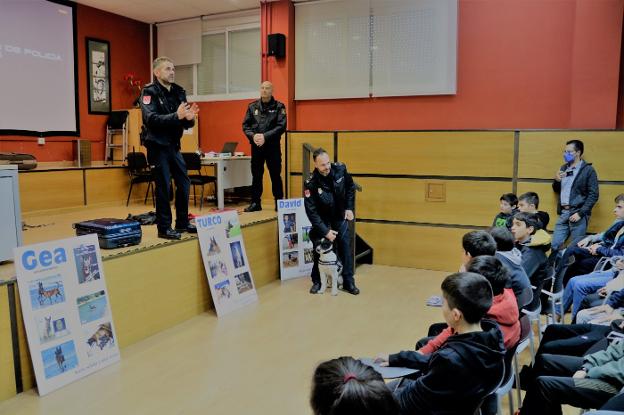 Los perros policía 'Fito', 'Gea' y 'Bruma' enseñan sus armas a los jóvenes de Tineo