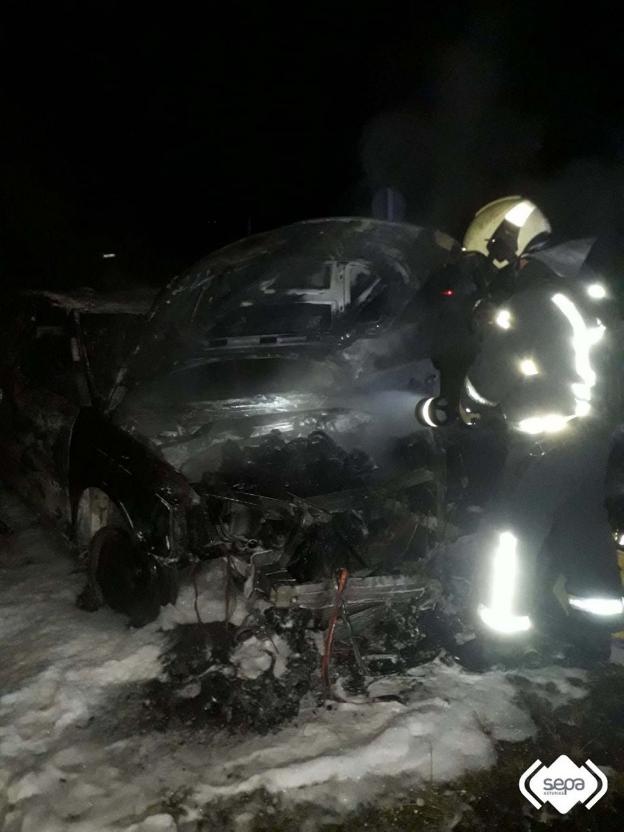 Arde un coche en la AS-238