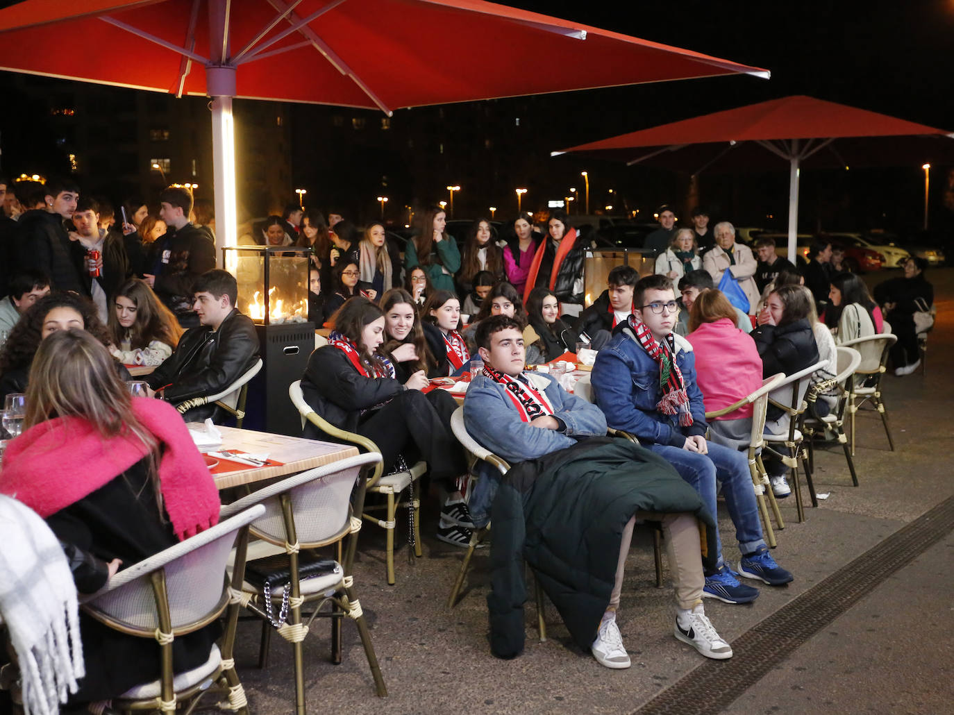 Los 'chigres' se llenan para vivir el choque