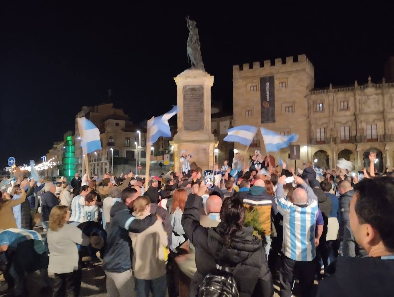 Los argentinos celebran su campeonato del mundo desde Gijón