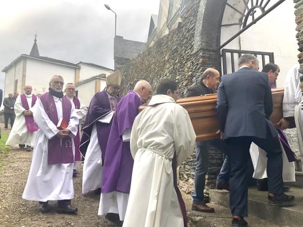 Coaña despide a su párroco: «Constantino era un buen cura que cuidó su rebaño»