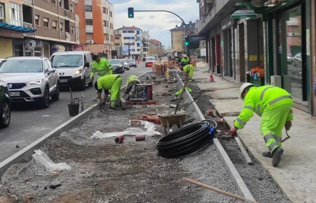 La renovación de la avenida de Viella de Lugones afronta su recta final