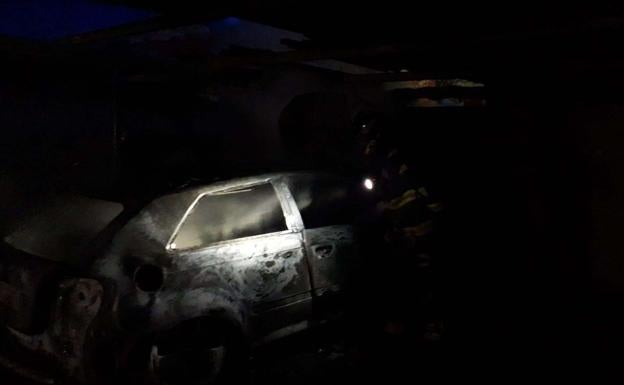 Un incendio en el Matadero Central de Asturias calcina dos vehículos