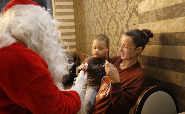 Papá Noel devuelve la sonrisa a los pequeños refugiados ucranianos de Gijón