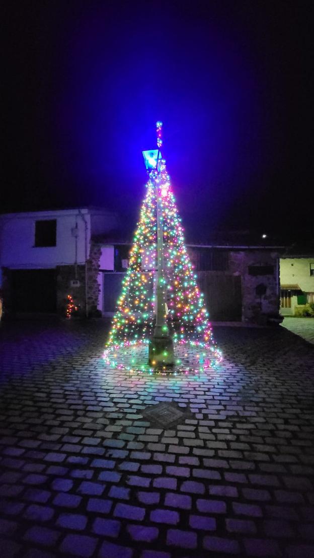 Suares vuelve a brillar esta Navidad gracias a sus vecinos