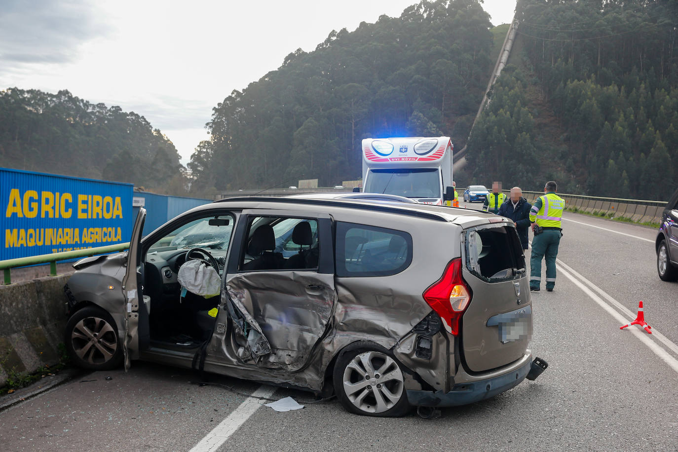 Dos heridos en un accidente de tres vehículos en Aboño, Gijón