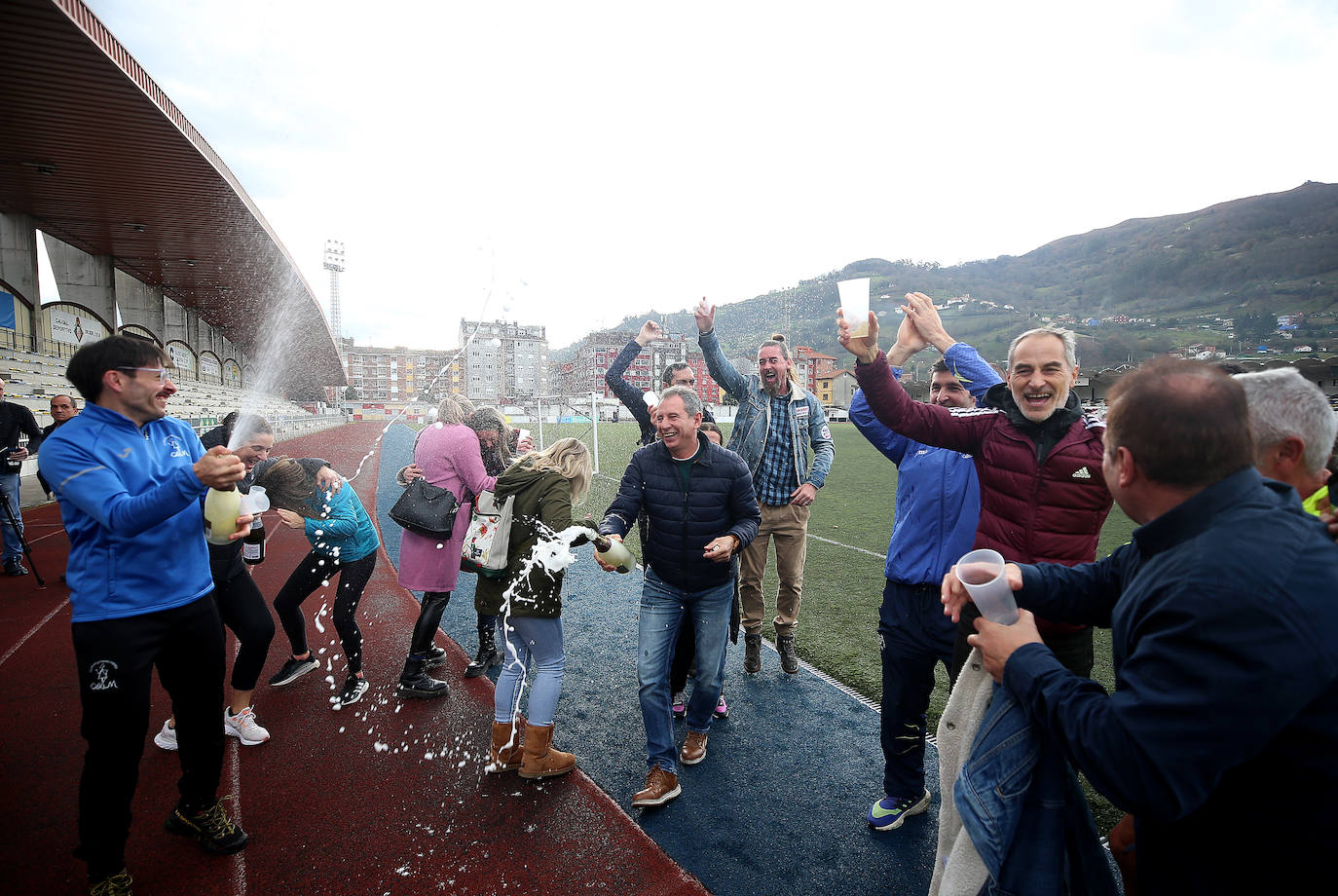 Euforia en el Club Atletismo Mieres al llevarse el Gordo