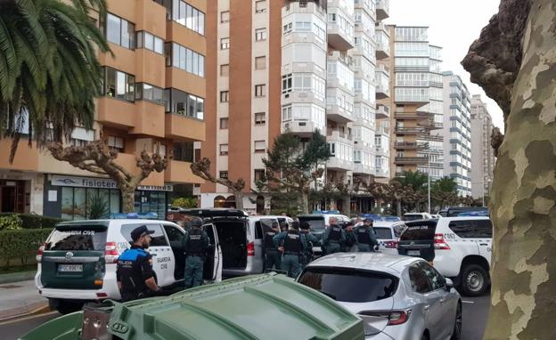 Detenido un hombre en un piso de Salinas tras retener a su hermana y a su sobrina durante horas