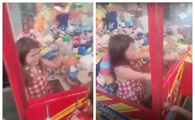 Una niña se queda atrapada en una máquina de peluches