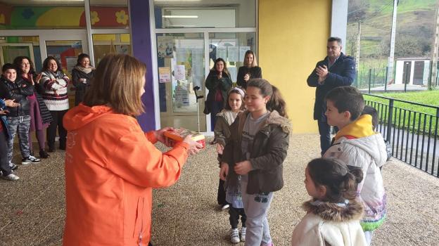 El colegio de Bimenes se vuelca con Galbán