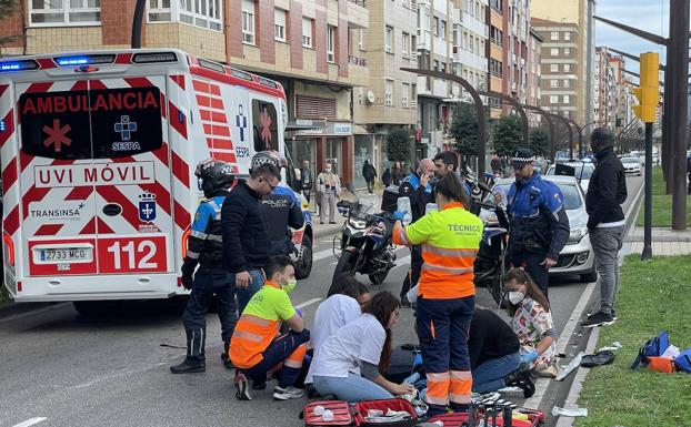 Herido grave un policía local al ser embestido por un coche en Gijón