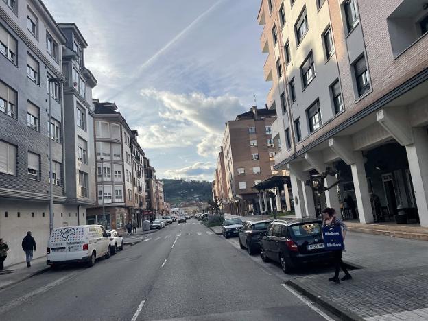 «Están convirtiendo El Entrego en una pista de velocidad con mucho peligro para los vecinos»