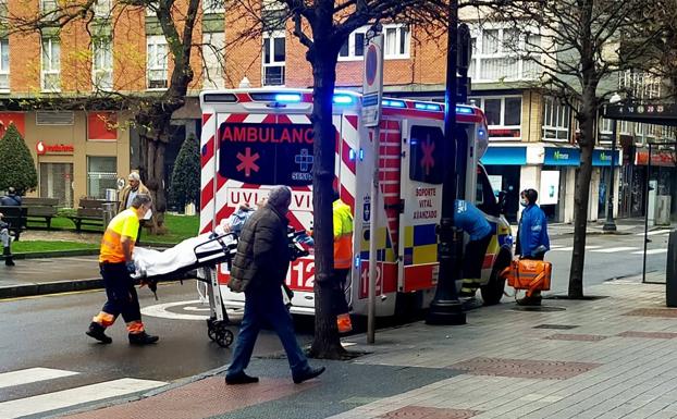 Un hombre sufre un desmayo al finalizar la misa celebrada en la iglesia de los Capuchinos