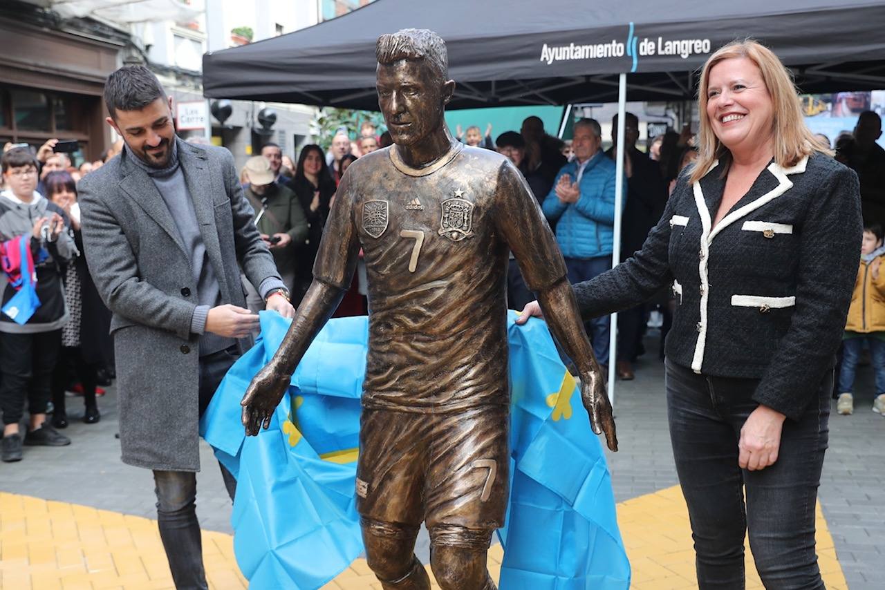 David Villa se emociona con su estatua y el cariño de su gente