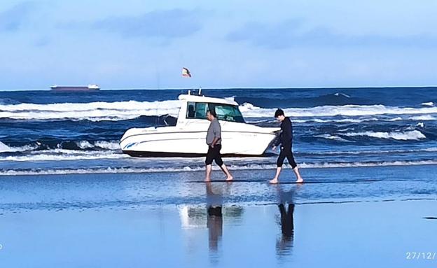 Una embarcación de recreo queda varada en la playa de Salinas