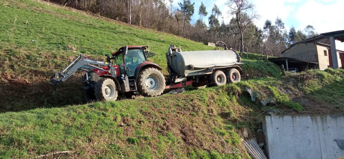 Fallece una mujer de 88 años al ser atropellada por un tractor en Valdés