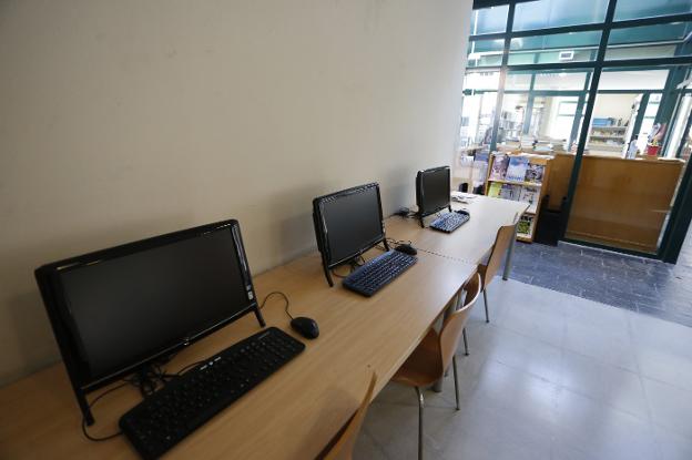 Quinto mes sin ordenadores en la biblioteca de La Luz