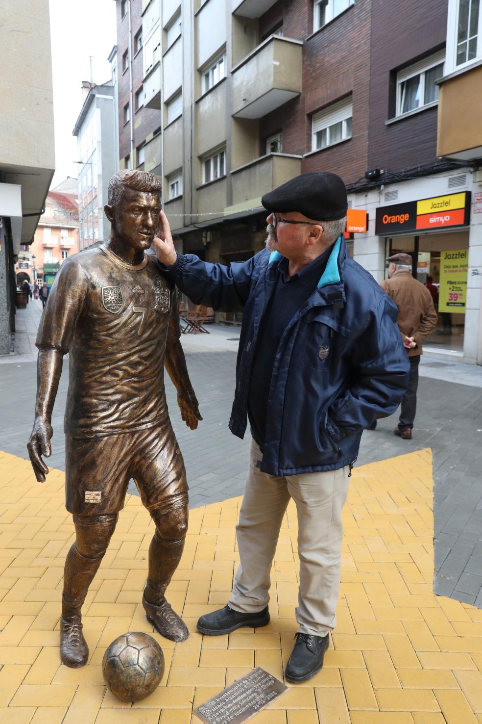 'El Guaje' de bronce atrae a las cámaras en La Felguera