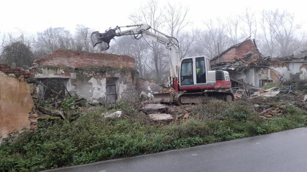 Inician el derribo de naves anexas a la fosa de El Rellán