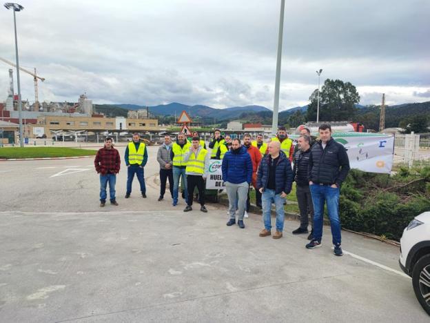 En huelga los trabajadores de la planta de Biomasa de Navia: «Queremos seguridad»