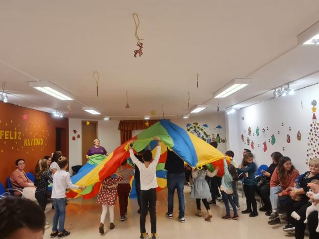 Aliatar visita a los niños en una tarde de juegos