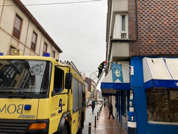 Los bomberos rescatan en Ribadesella a una mujer que se desvaneció dentro de su casa