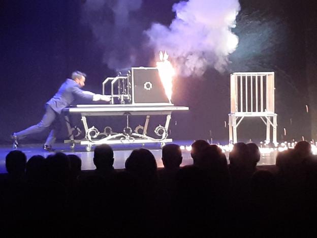 El ilusionismo del mago José Armas se gana a un público que abarrotó el teatro El Llar