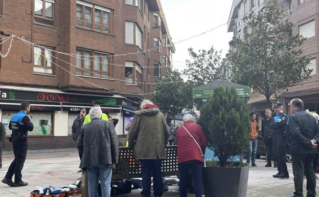 Fallece un hombre en La Felguera en plena plaza de La Pomar