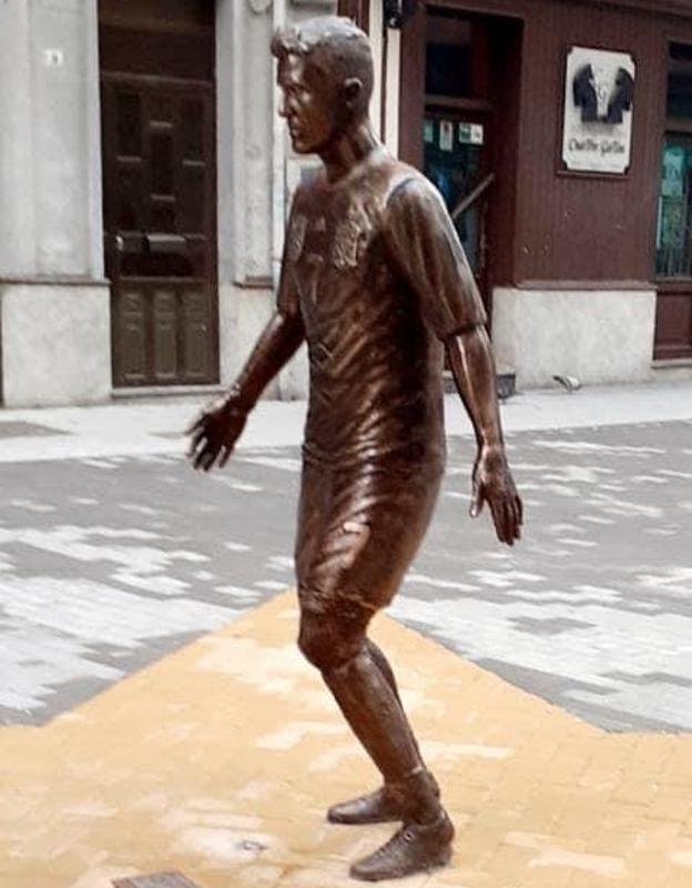 La pelota de la estatua de David Villa en Langreo, custodiada por la Policía