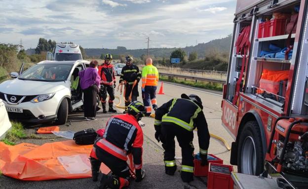 Excarcelan a una mujer tras el choque entre dos turismos en la A-8 en Gijón