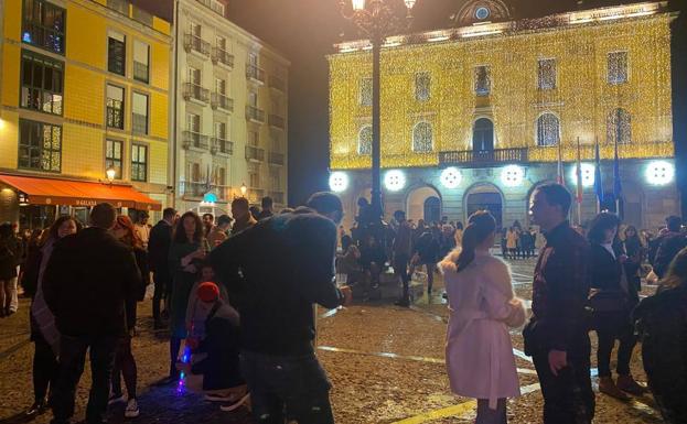 Chasco en la plaza Mayor de Gijón al no escucharse las campanadas por Año Nuevo