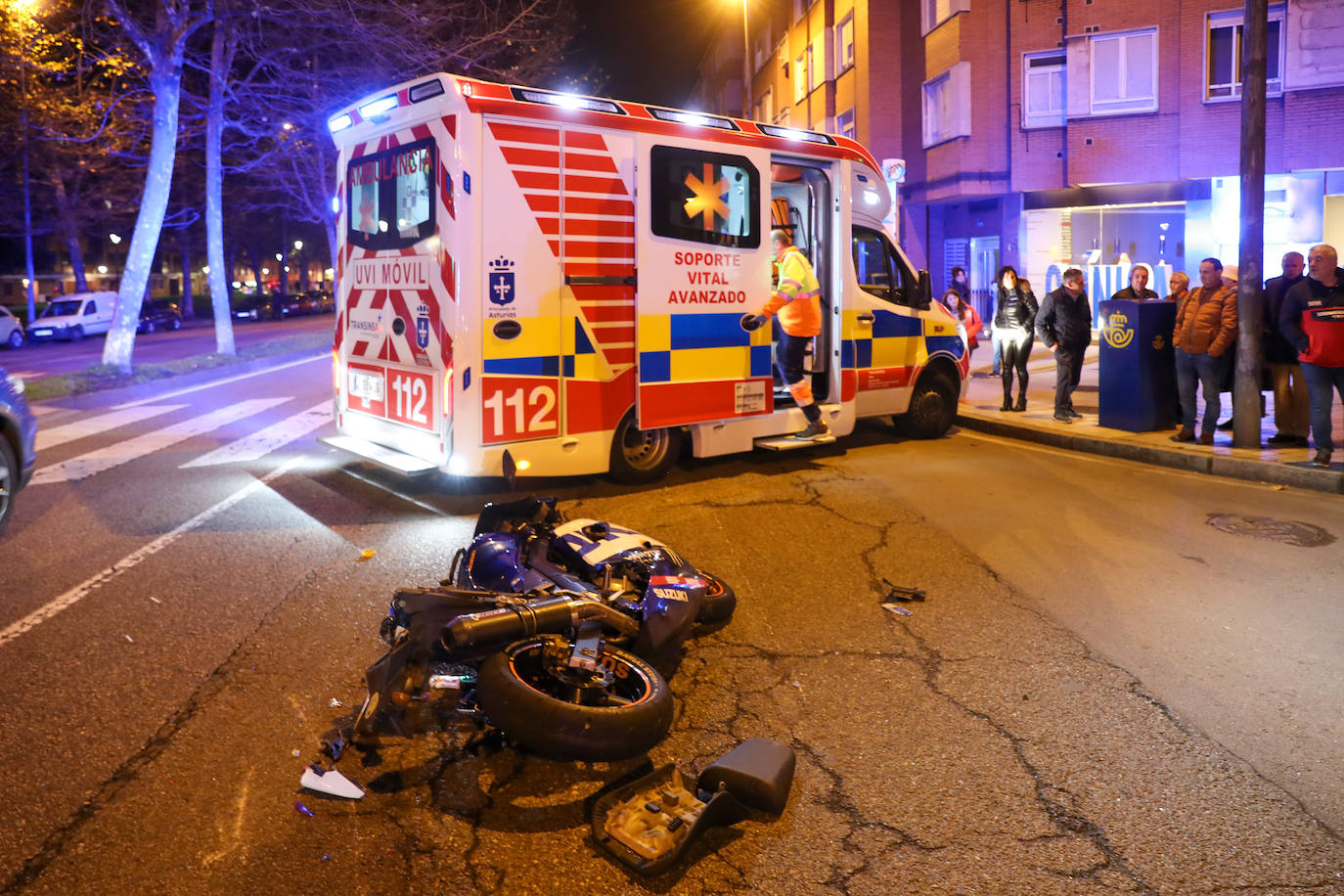 Grave accidente entre un coche y una moto en Gijón