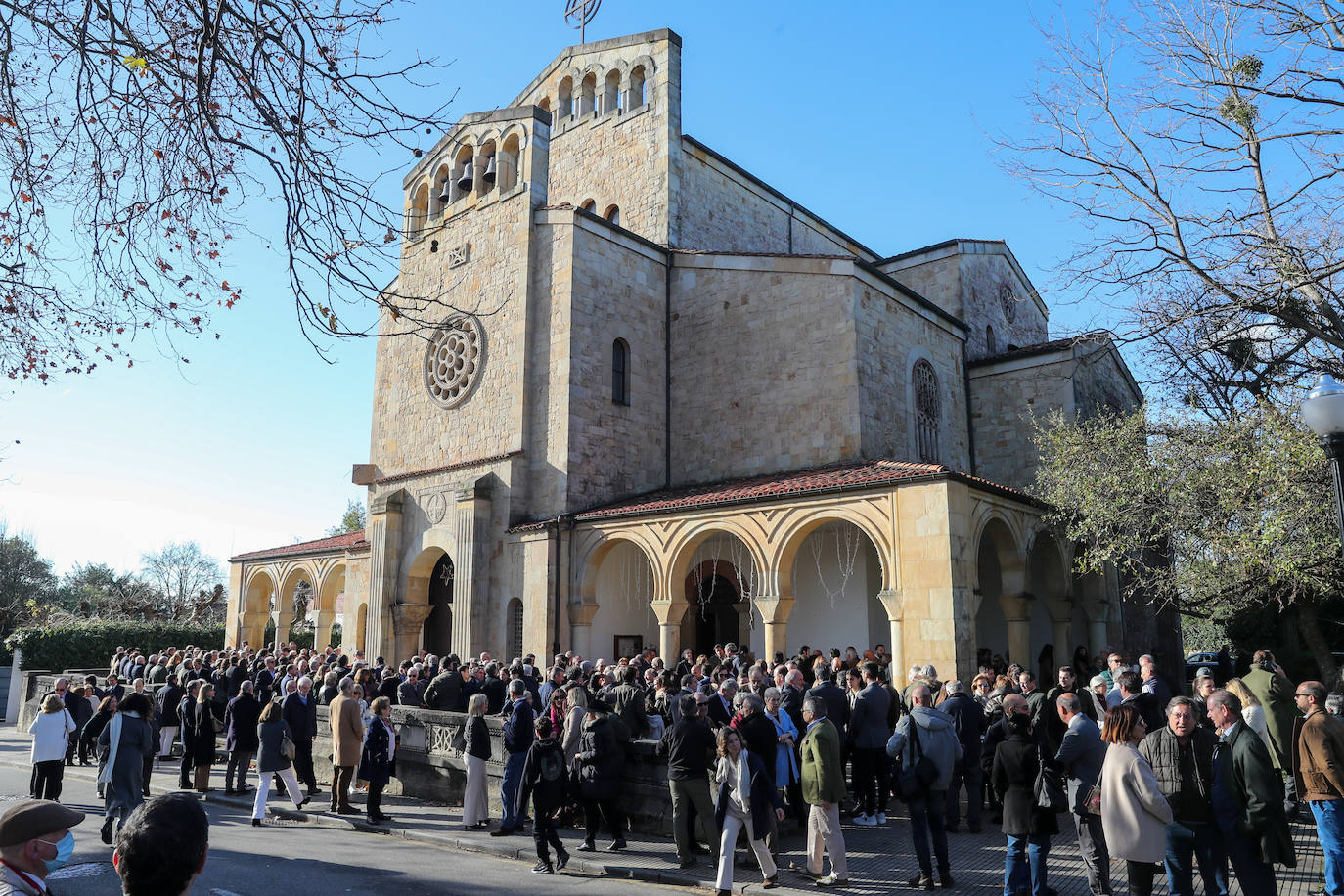 Emocionada despedida en Gijón al empresario Romualdo Alvargonzález