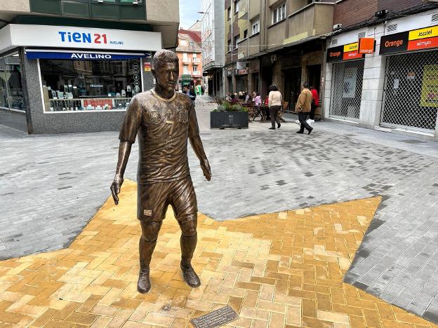 La estatua de David Villa pierde el balón, que está custodiado por la Policía